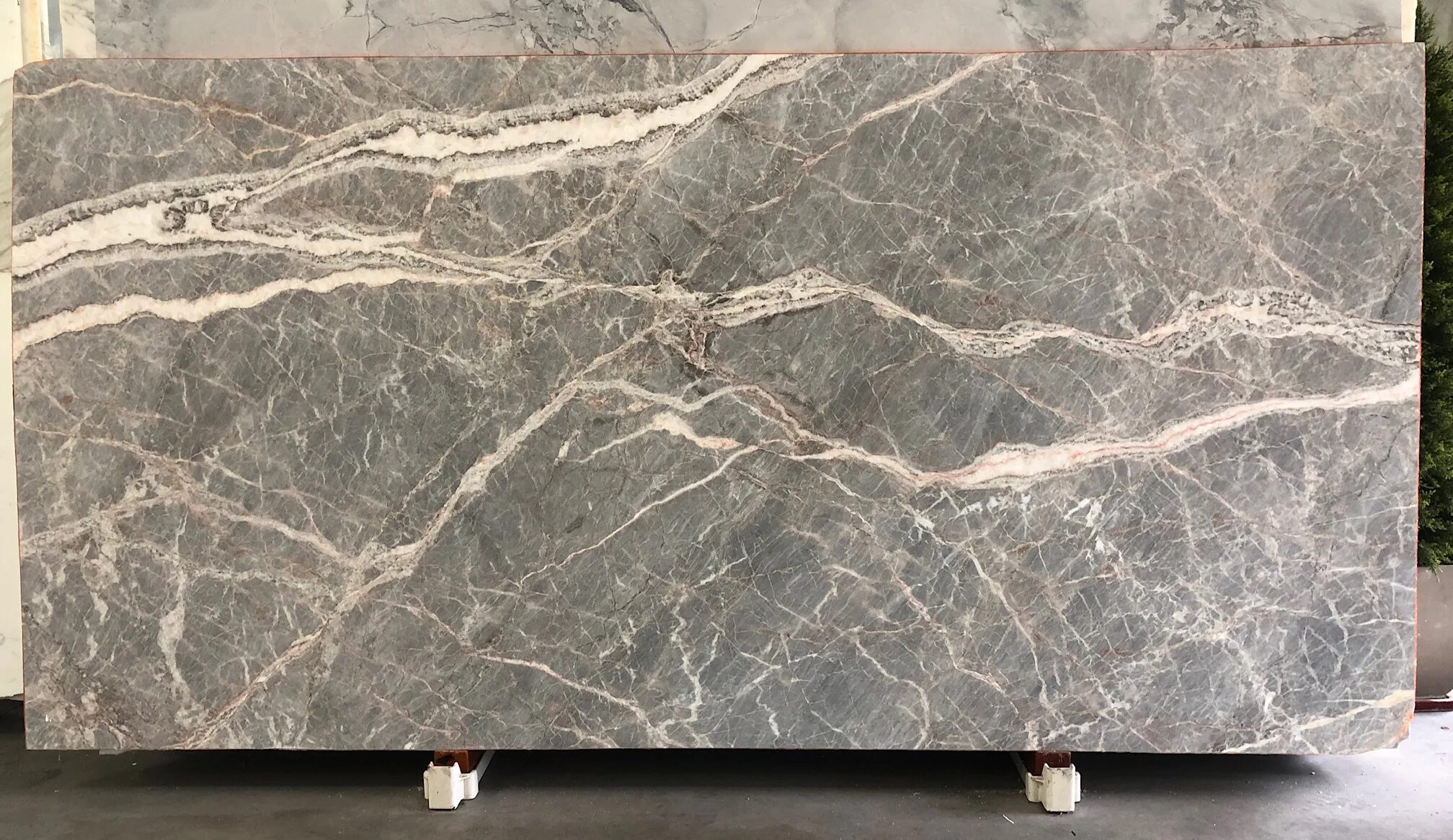 Кладу мрамор. Fior di pesco мрамор. fior di bosco мрамор. камень fossil grey слэб. мрамор слэб.