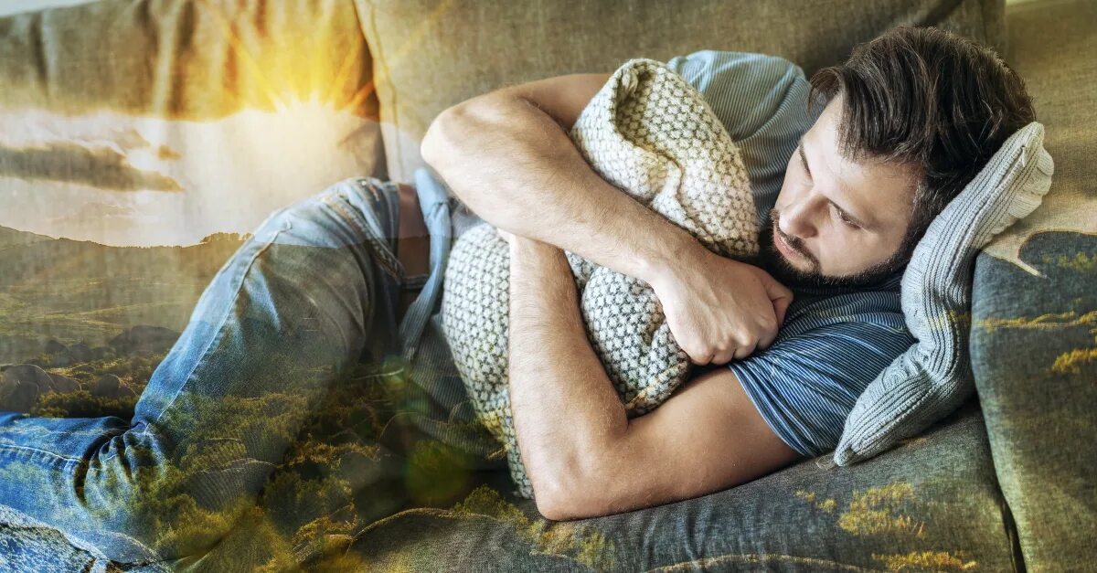Спящий мужчина. Мужчина обнимает подушку. Мужчина лежит. Ноги спящих парней