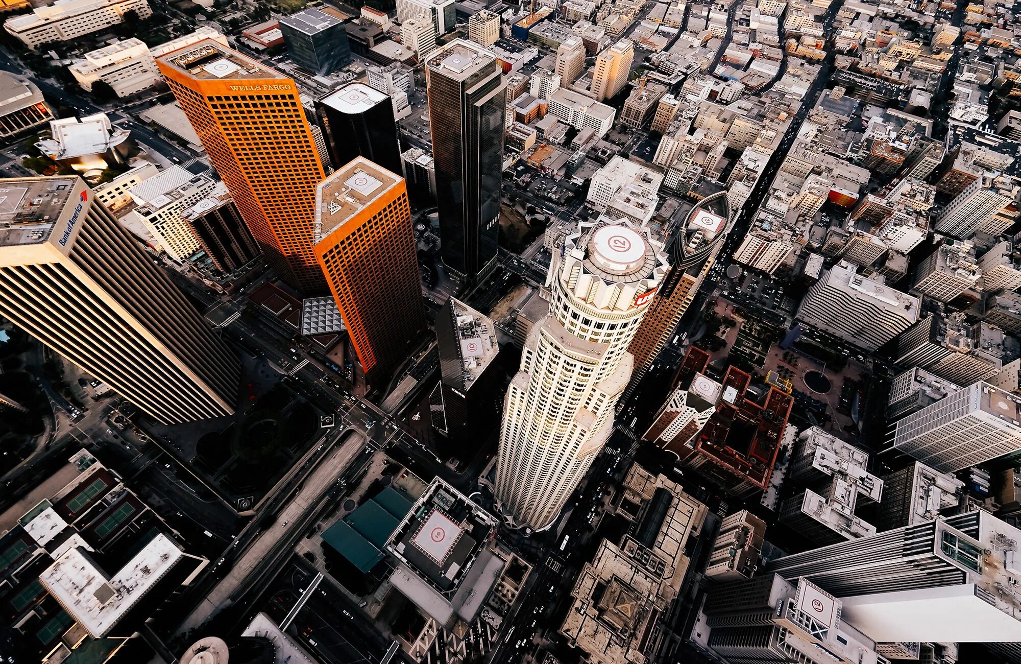 Человек на крыше небоскреба. Крыша небоскреба нью йорк край. Центр лос анджелеса вид сверху. Конец небоскреба. Конец небоскреба.