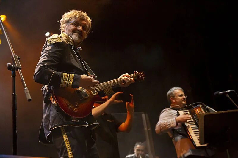 The no smoking orchestra. Эмир кустурица и the no smoking orchestra. emir kusturica &amp; the no smoking orchestra. концерт эмира кустурицы и the no smoking orchestra. emir kusturica and the no smoking orchestra - corps diplomatique.