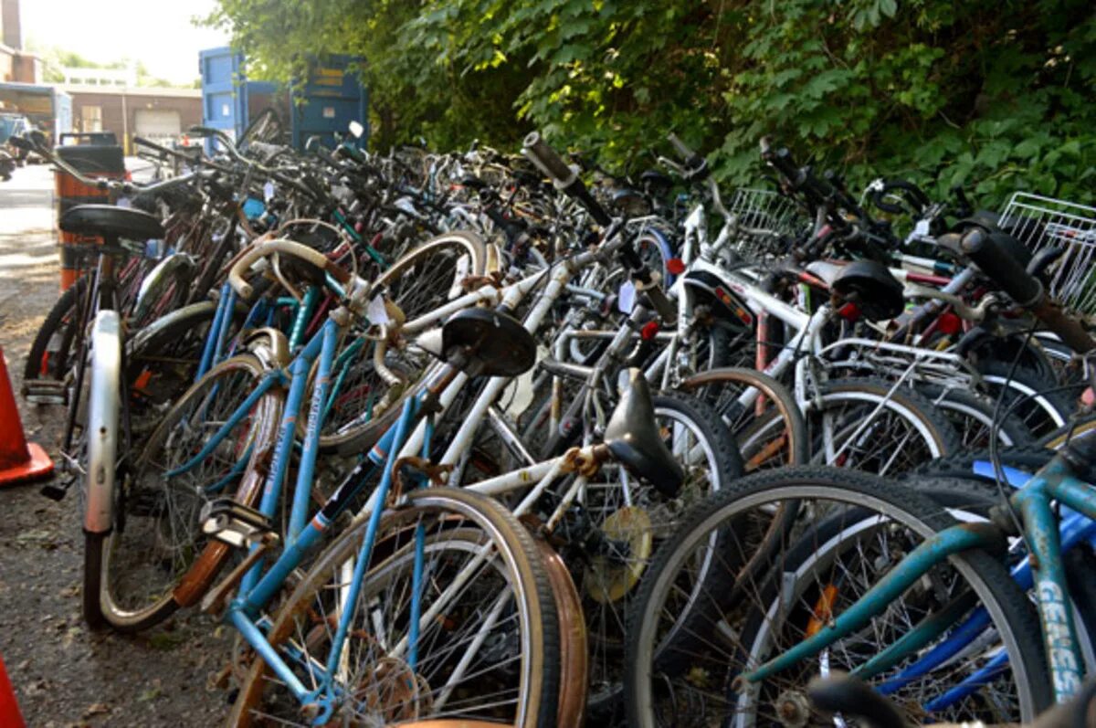 Можно ли сдать велосипед. Велосипед на металлолом. Велосипедные свалки в Германии. Велосипед с металлоприемки. Сатые велосипеды в чермете.