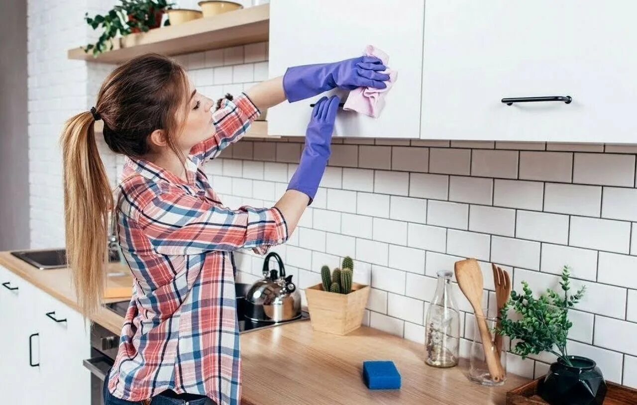 Девушка убирается в доме. Мойка холодильника. Уборка квартир. Женщина и домашнее хозяйство. Убираем моем.