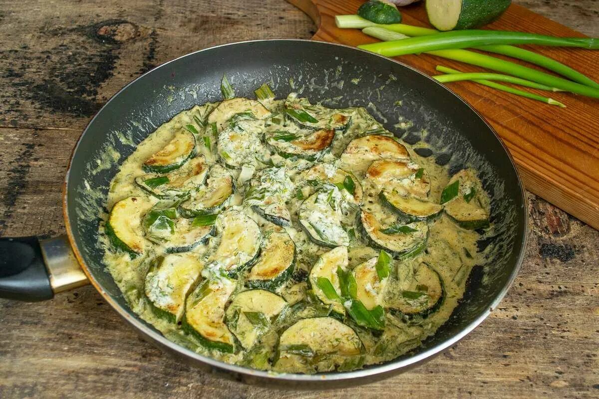 Как быстро потушить кабачки на сковороде. Тушить кабачки на сковороде. Кабачки на сковороде. Кабачки тушеные в сметане. Как быстро потушить кабачки на сковороде.