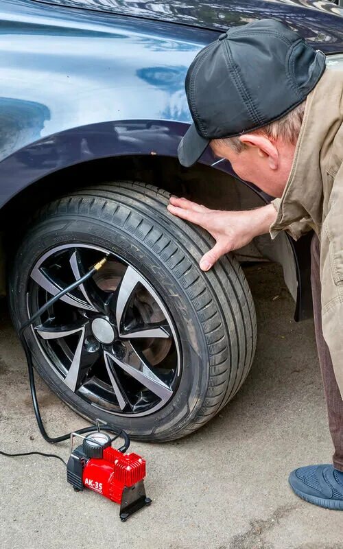 Где отремонтировать колесо. Прокол колеса. Проколотая шина. Прокол в шинах автомобиля. Колесо машины.