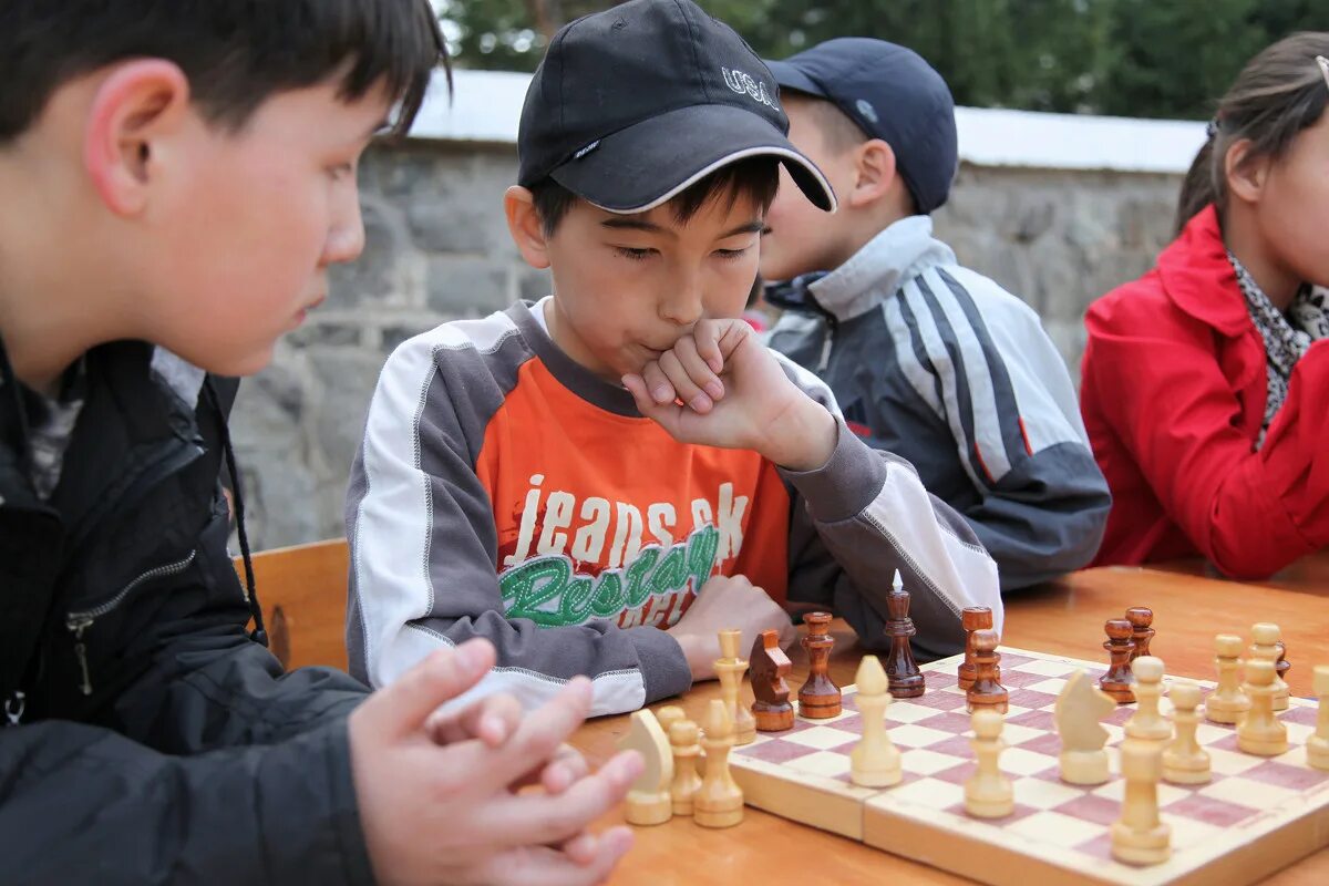 играть мудрый