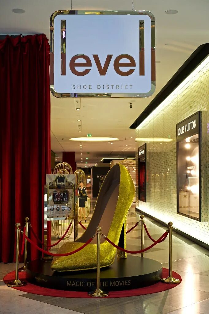 Level Shoes Dubai Mall. Левел шуз в Дубай Молл. Брендовые магазины в Дубае. Дубай магазины вывески.