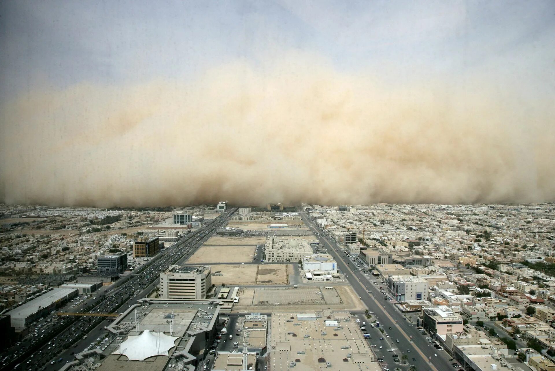 Пыльный город где то. Песчаная буря Саудовская Аравия. Хамсин в Израиле. Заболь Иран Песчаная буря. Хамсин буря Песчаная в Израиле.