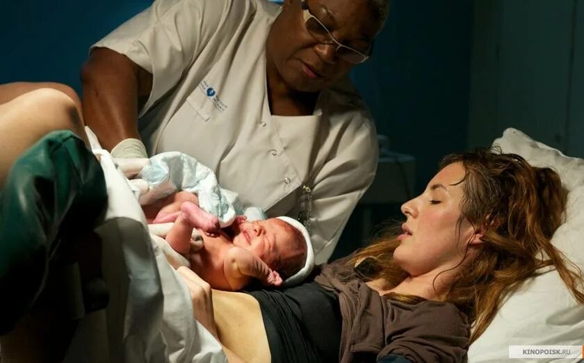 Беременная женщина рожает. Беременный ребенок рожает. Беременный ребенок рожает. Беременные подростки. Пожилая женщина в родильном доме.