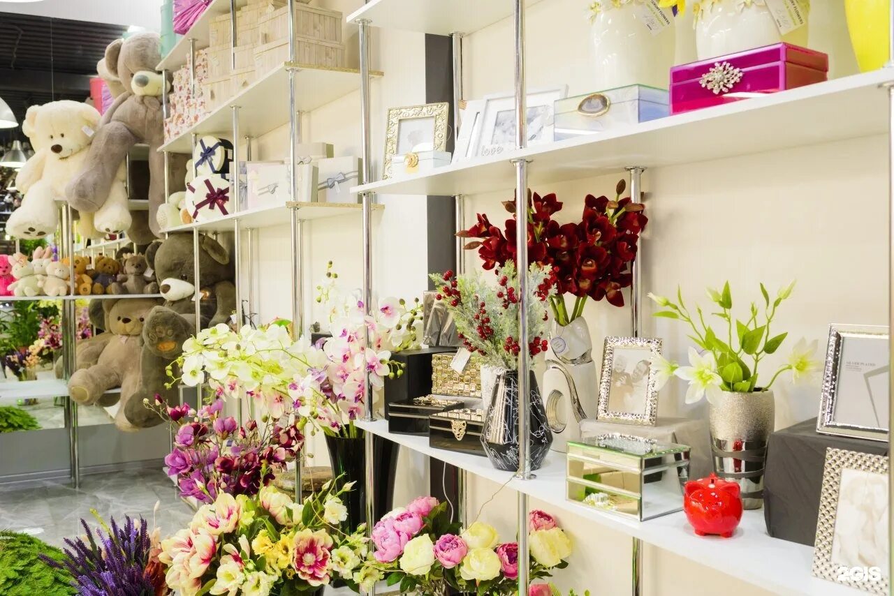 витрина магазина цветов. ассортимент цветов в цветочном магазине. красивые магазины цветов. макет магазина цветов. интерьер салона цветов.