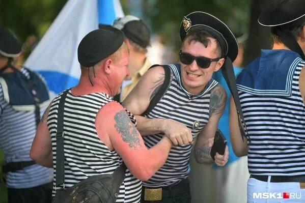 и только летчики летают. тихоокеанский флот вмф матросы. юмор про моряков. лысые моряки и седые. день вмф в москве 2023.