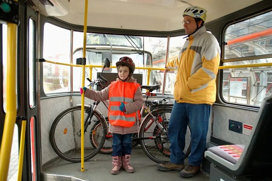 Велосипед в автобусе. Велосипед в трамвае. Велосипед в маршрутке. Провоз велосипеда в автобусе.