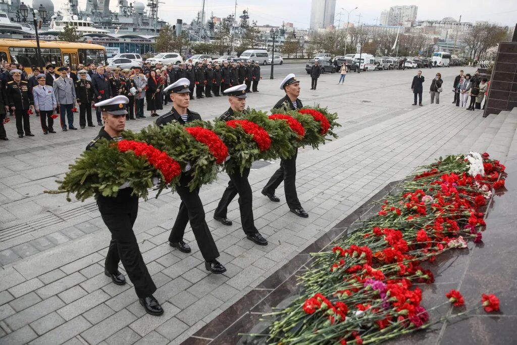 Сегодня 5 мая. Возложение цветов. Празднование дня Победы. Возложение цветов к Вечному огню. Парад Победы возложение цветов.