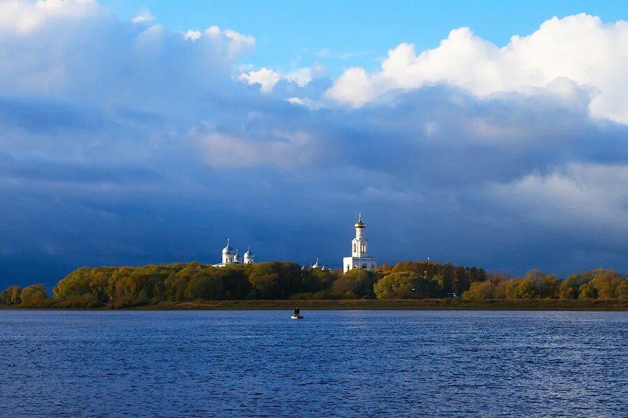 На берегу какой реки основан. Новгород река Волхов. Волхов Новгородская область. Город на реке Волхов. Берег реки Волхов в Великом Новгороде.