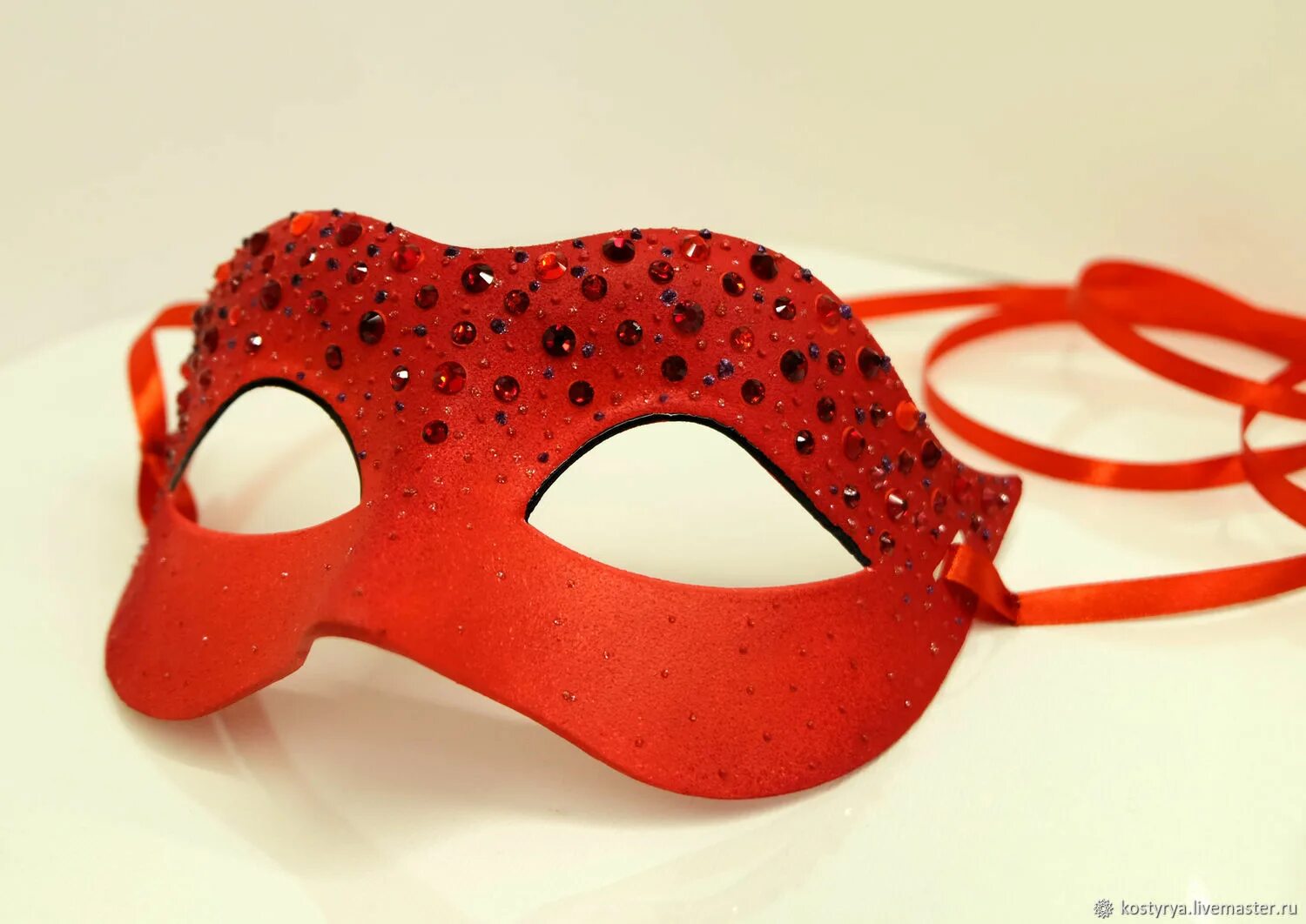 Купить красные маски. Карнавальная маска. Карнавальная маска красная. Маска карнавальная тканевая. Маска маскарадная "красная".