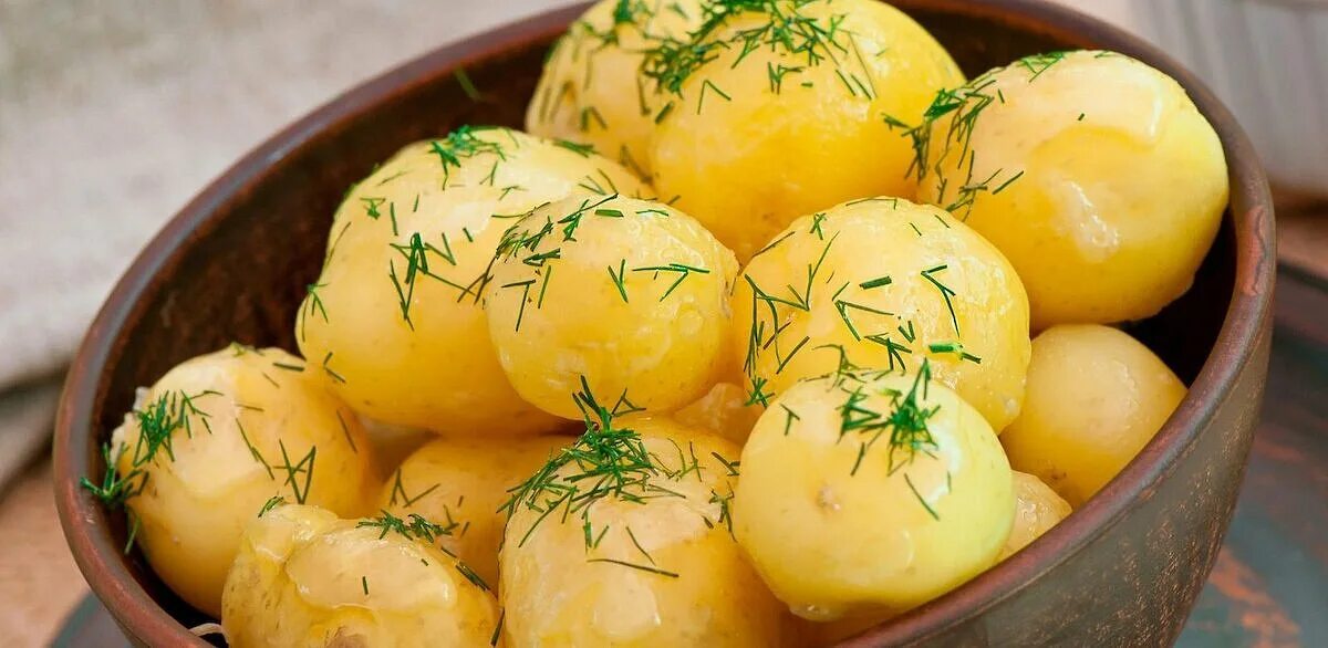 Картофель отварной. Картофель отварной с зеленью. Вареная картошка. Картофель с зеленью. Картошечка отварная с укропом.