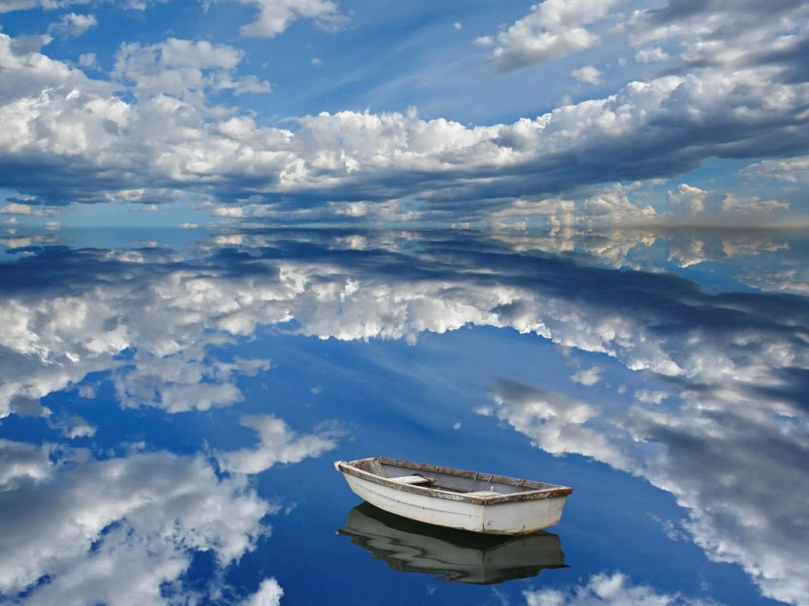 Глубь небес. Отражение неба в воде. Отражение облаков в воде. Море и небо. На воде и в небе.