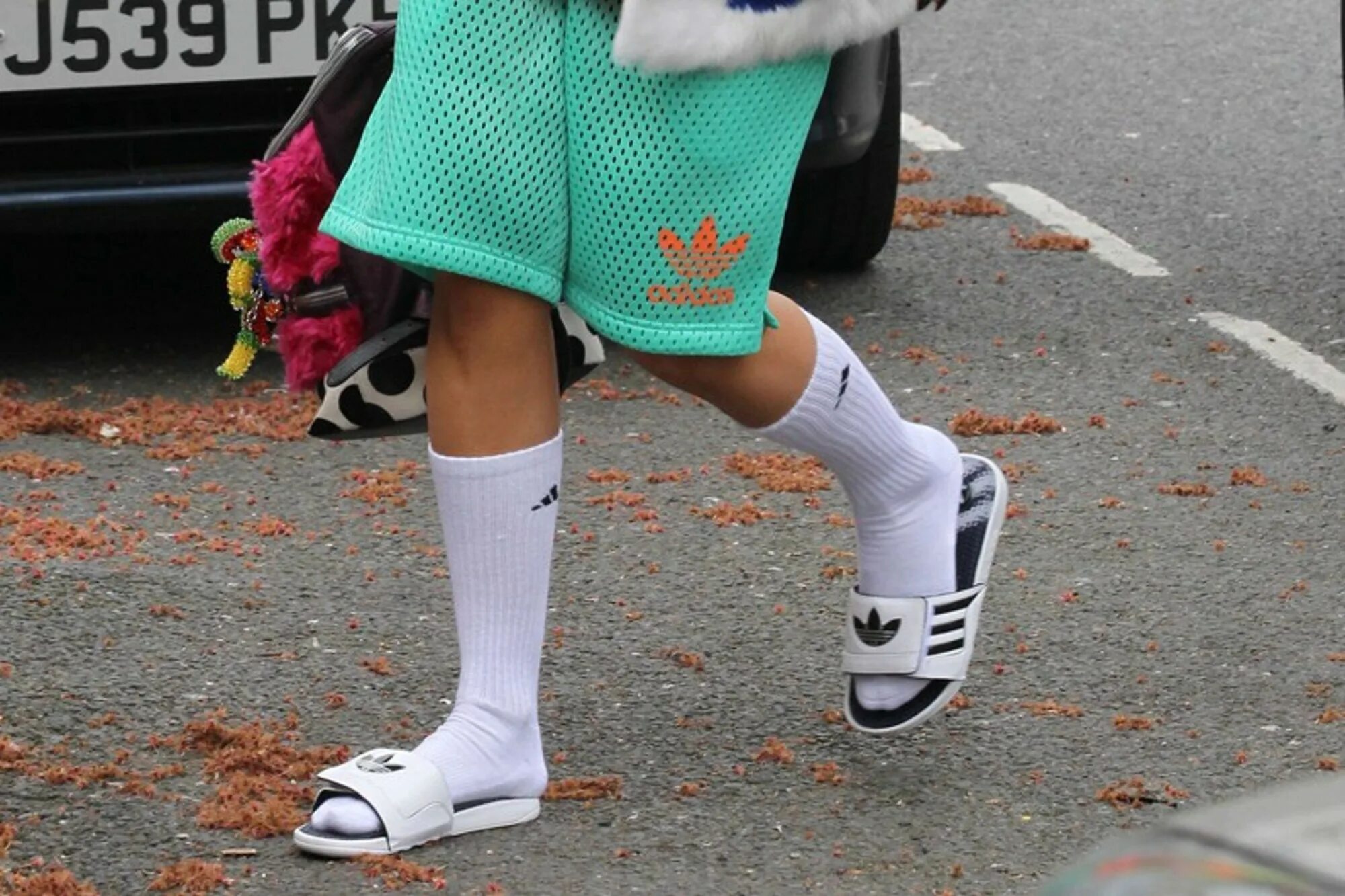 Носки под. Кроссовки с носками найк 2025. adidas adilette 2025 на ноге. белые носки с тапками. шлепки с носками.