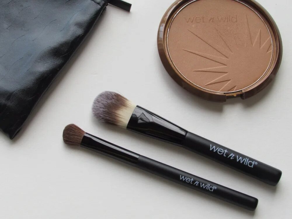 Бронзер люкс визаж. Wet n wild color icon bronzer. wet n wild bronzer палитра. annbeauty бронзер.