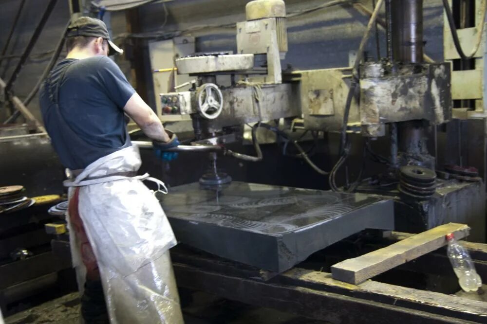 Резка гранита. Цех по обработке камня. Обработчик камня. Станок для шлифовки камня. Полировщик камня вакансии.