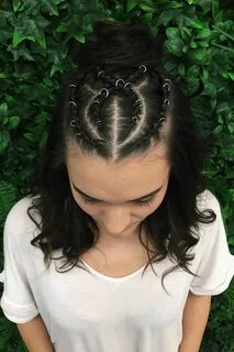 А в глазах колечки косички
