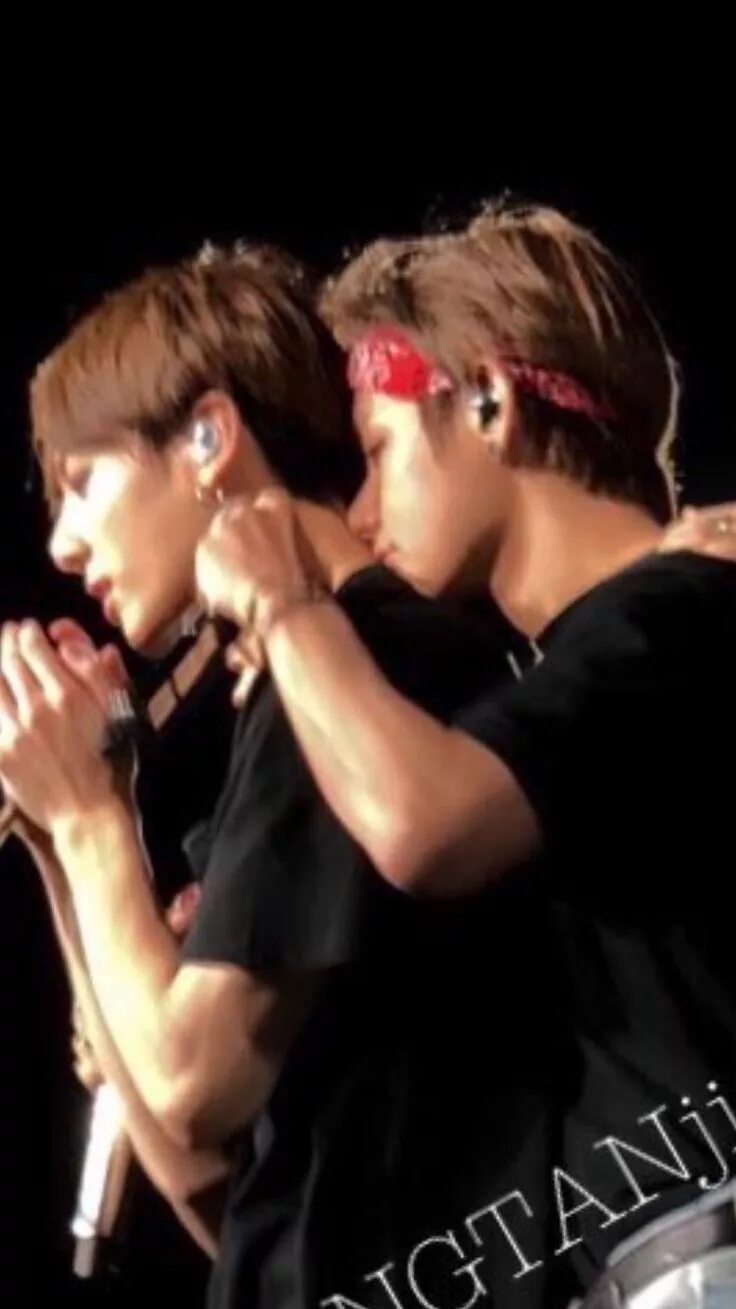 Hisasihun jungkook. Вигуки бтс. Jungkook air kiss. Jungkook air kiss. Вигуки bts 2020.