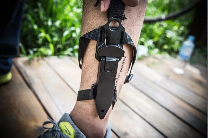 нож на голень. кобура тк717т скрытого ношения. тату нож на руке. крепление ножа на ногу. кобура для ножа на ногу.