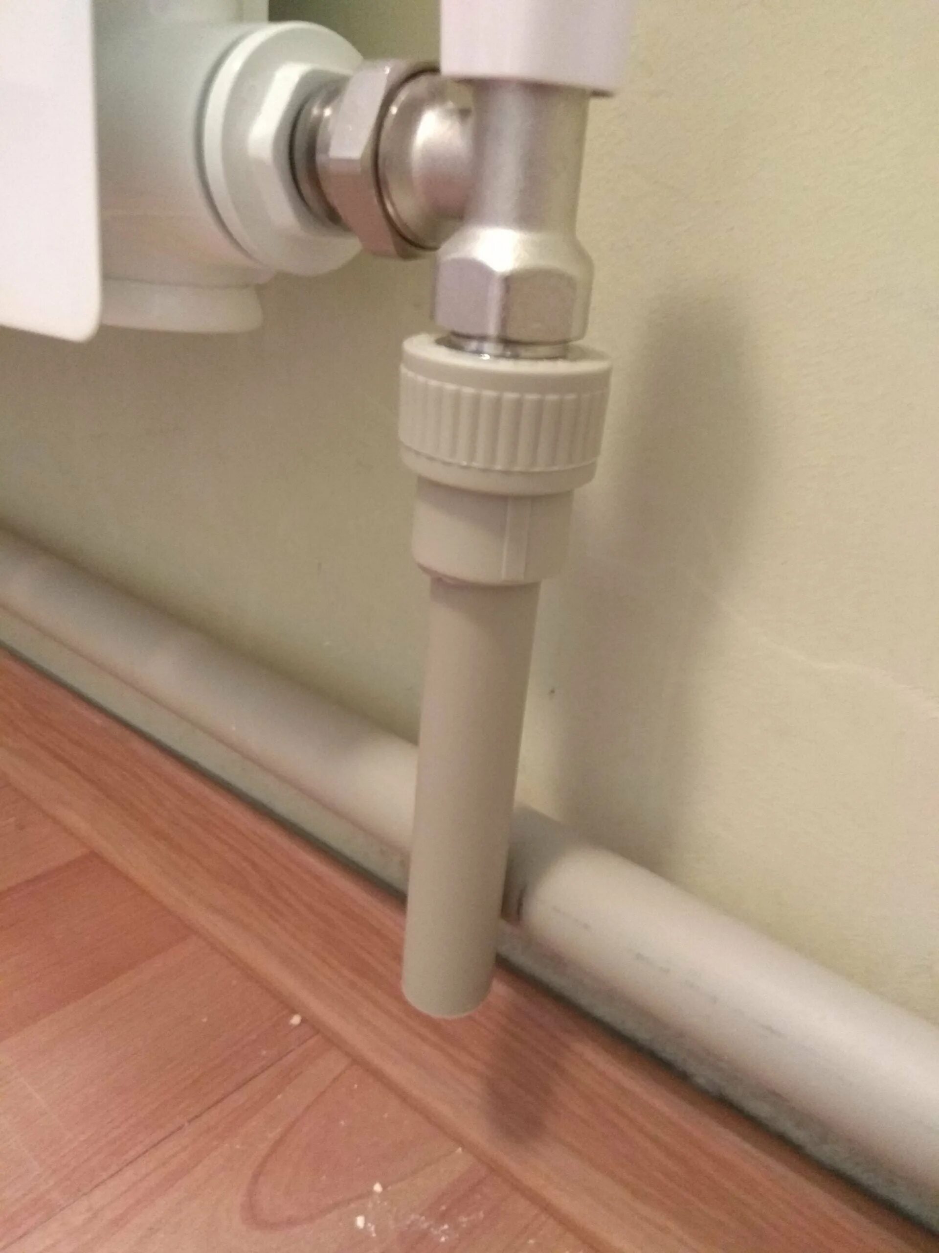 Пайка муфты полипропиленовой трубы. Монтаж трубы полипропиленовой ф20. Муфта для спайки полипропиленовых труб. Пайка труб из полипропилена 20 мм. Пластиковые трубы для отопления.