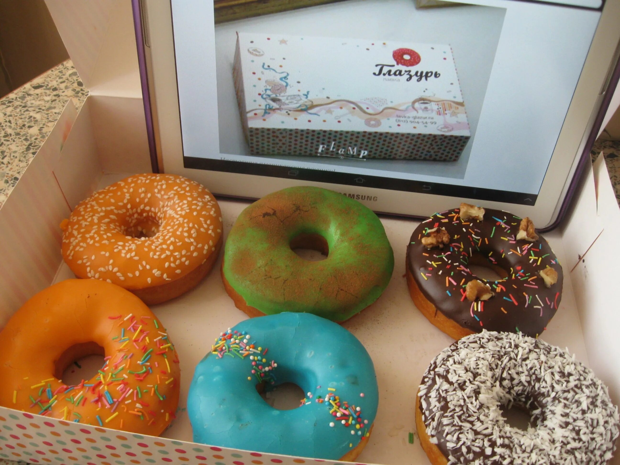 Donuts Box Изображения: просматривайте стоковые фотографии, векторные изображени