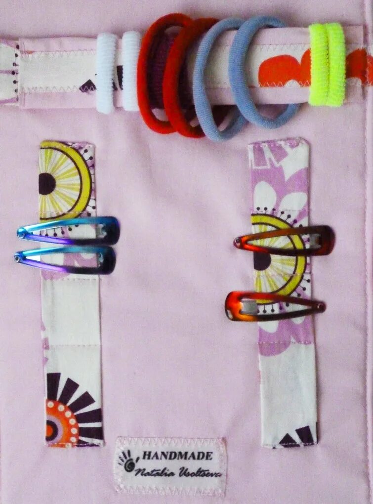 Компактно сложить простынь на резинке. Хранение детских резинок и заколок. Хранение резинок и заколок для волос. Органайзер для резинок для волос. Как сложить простынь на резинке.