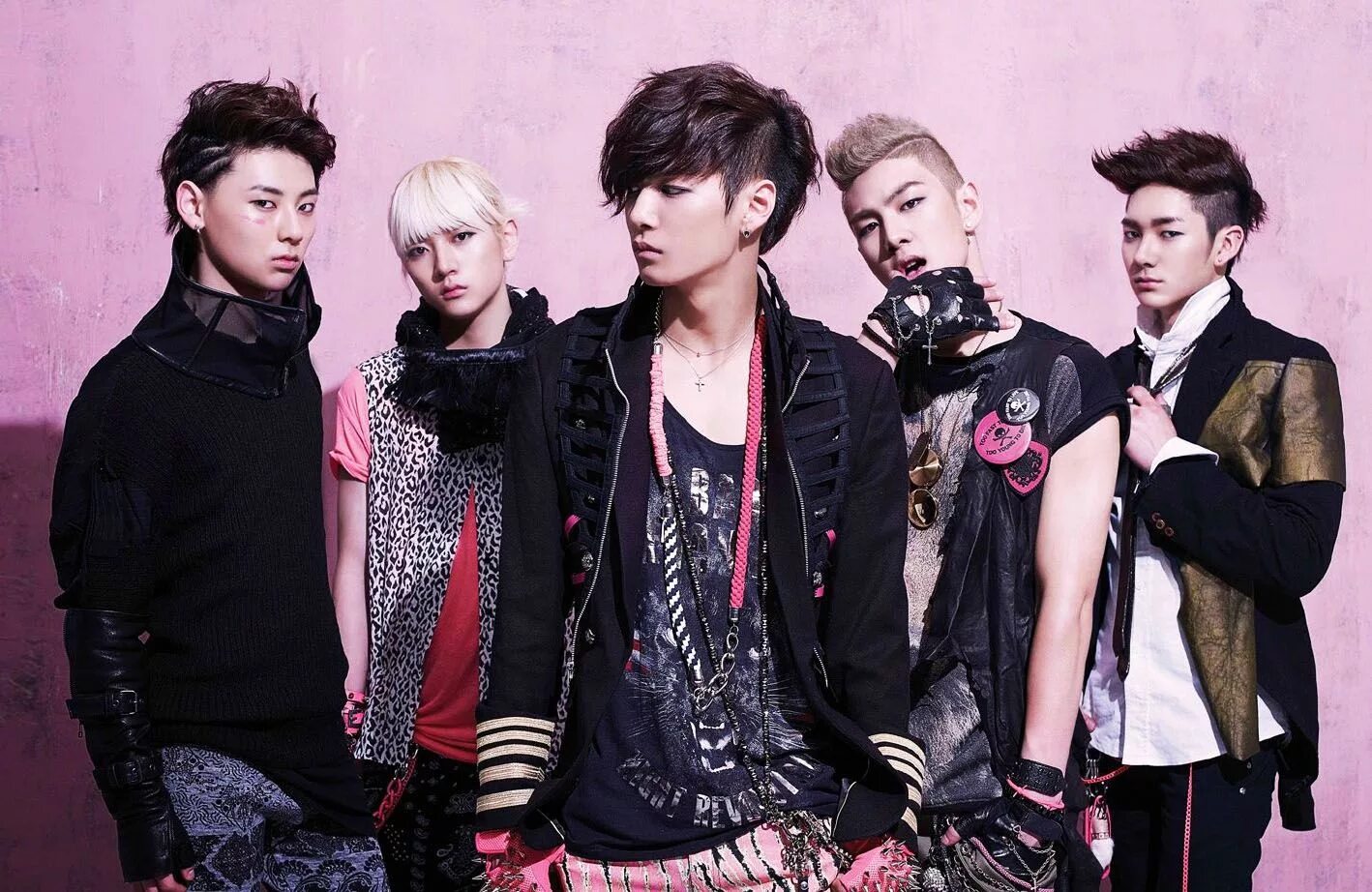 Nuest группа. Джейр nuest. Nuest группа Аро. Новая корейская группа