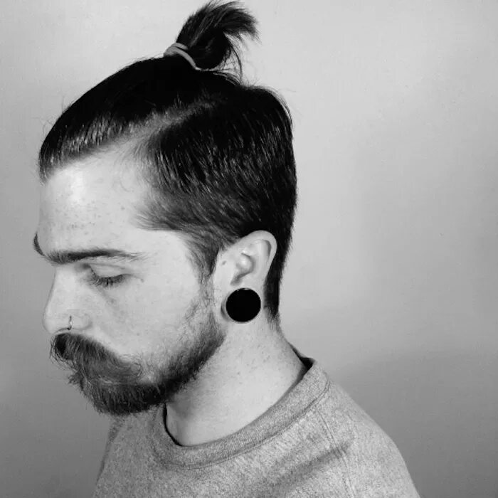 Стрижка top knot. Кнот прическа мужская. Стрижка top knot. Прическа top knot. Фейд андеркат топкнот.