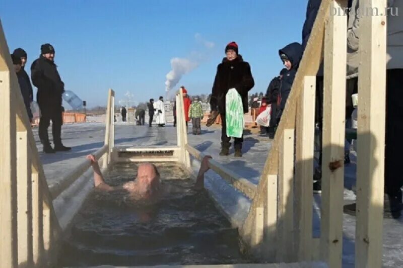 Купель на крещение. Купели в ульяновске на крещение 2023 роза ветров. Проруби ульяновск. Ныряние в прорубь. Крещение господне для детей.