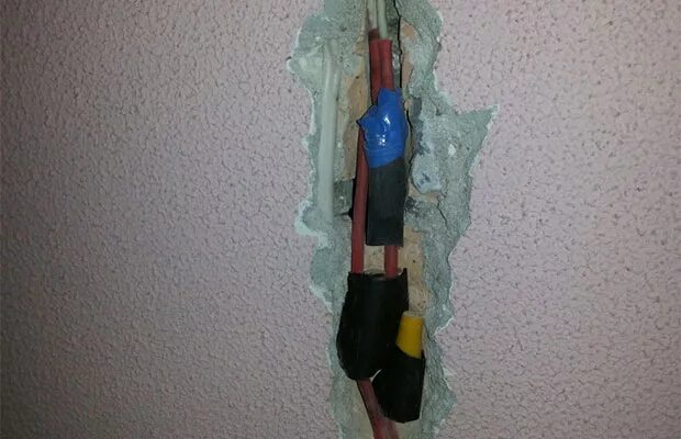 Как найти проводку в стене квартире. Обрыв проводки в стене. соединить провод в стене. поврежденные электрические провода в стене. разрыв проводки в стене.