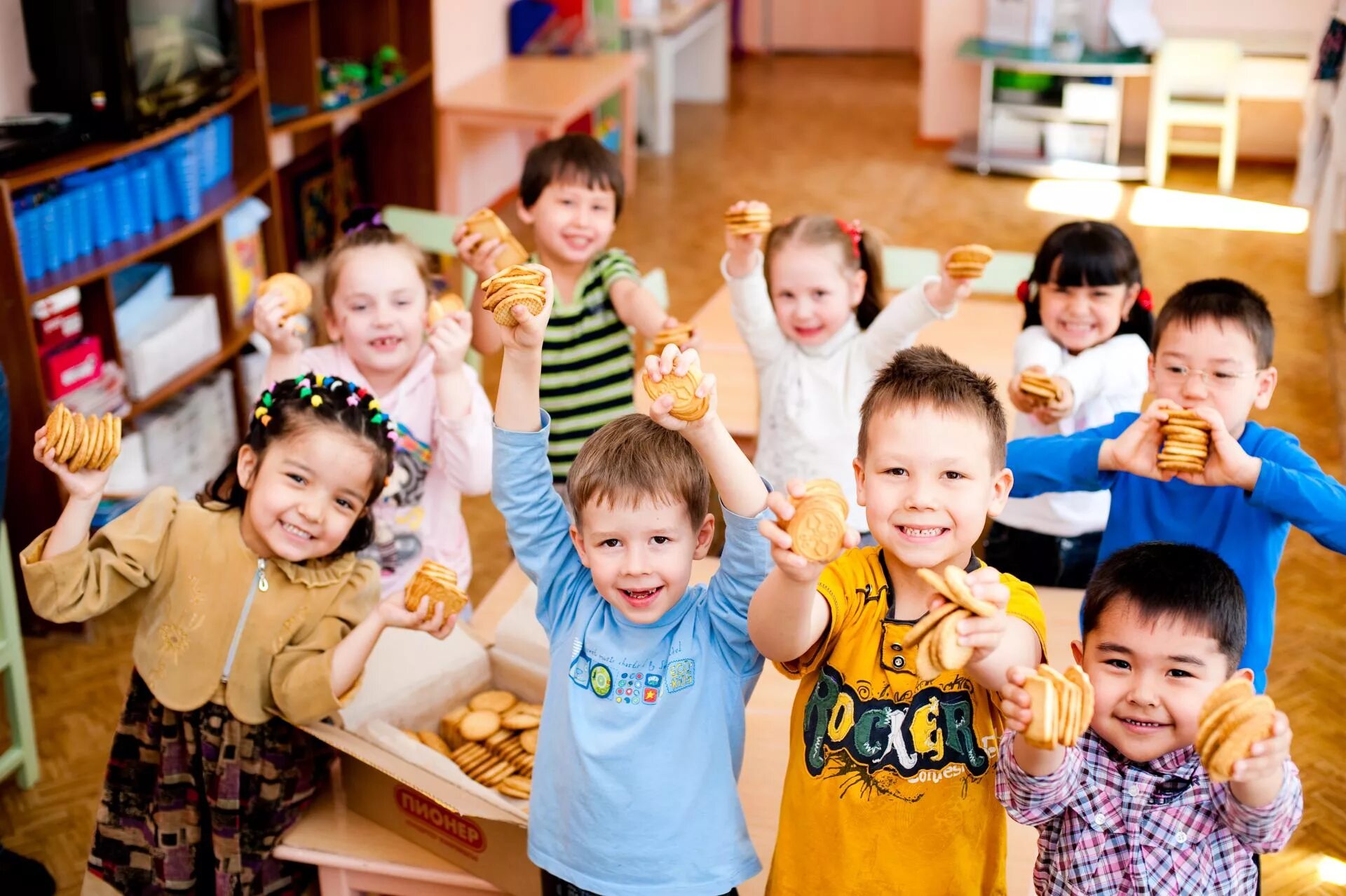 School detsad health. Дети в детском саду. Фото детей в детском саду. Счастливые дети в детском саду. Детям о Казахстане в детском саду.