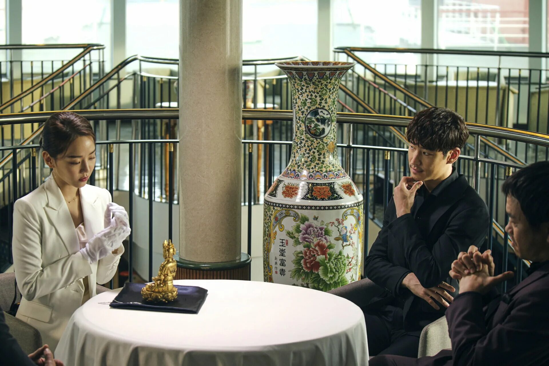 Фильм коллекционер дорама. Ограбление склепа фильм. Фильм про ограбление 2020. Ограбление склепа 2020. Фильм коллекционеры ограбление склепа 2020 корея озвучка.