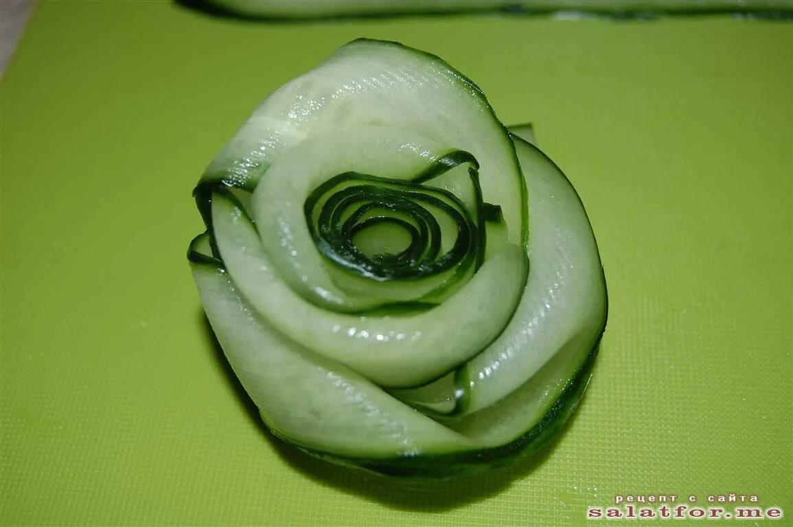 Украшения из овощей. Цветочек из огурца. Розочка из огурца пошагово. Роза из огурца. Украшение салатов своими руками.
