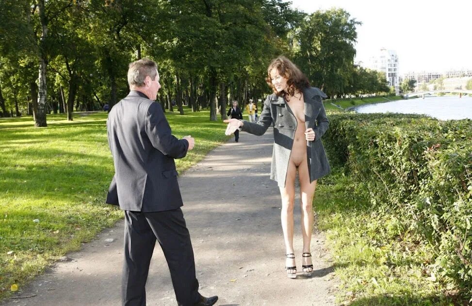 Фотограф снимает и пердолит чешку на диване без стыда и совести