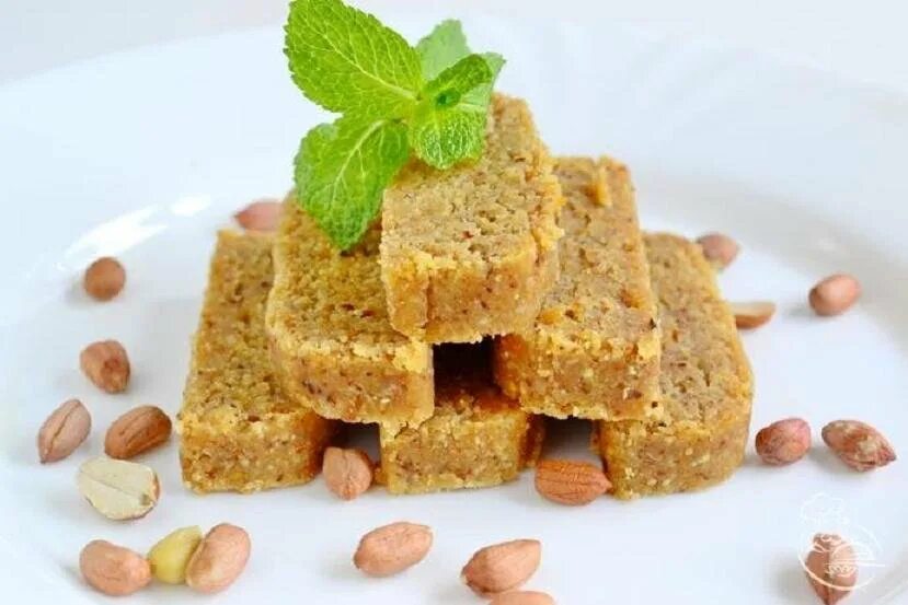 Халва из арахиса в домашних. Халва тахинная арахисовая. Халва с арахисом. Вермишелевая халва. Халва домашняя.