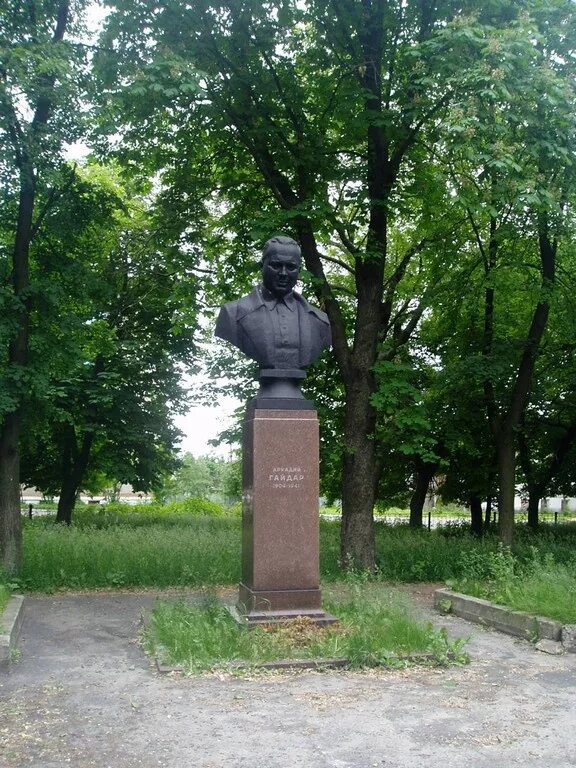 Сквер Гайдара Льгов. Памятник Гайдару во Льгове. Памятник а.п. Гайдару Курск. Бюст Гайдара.