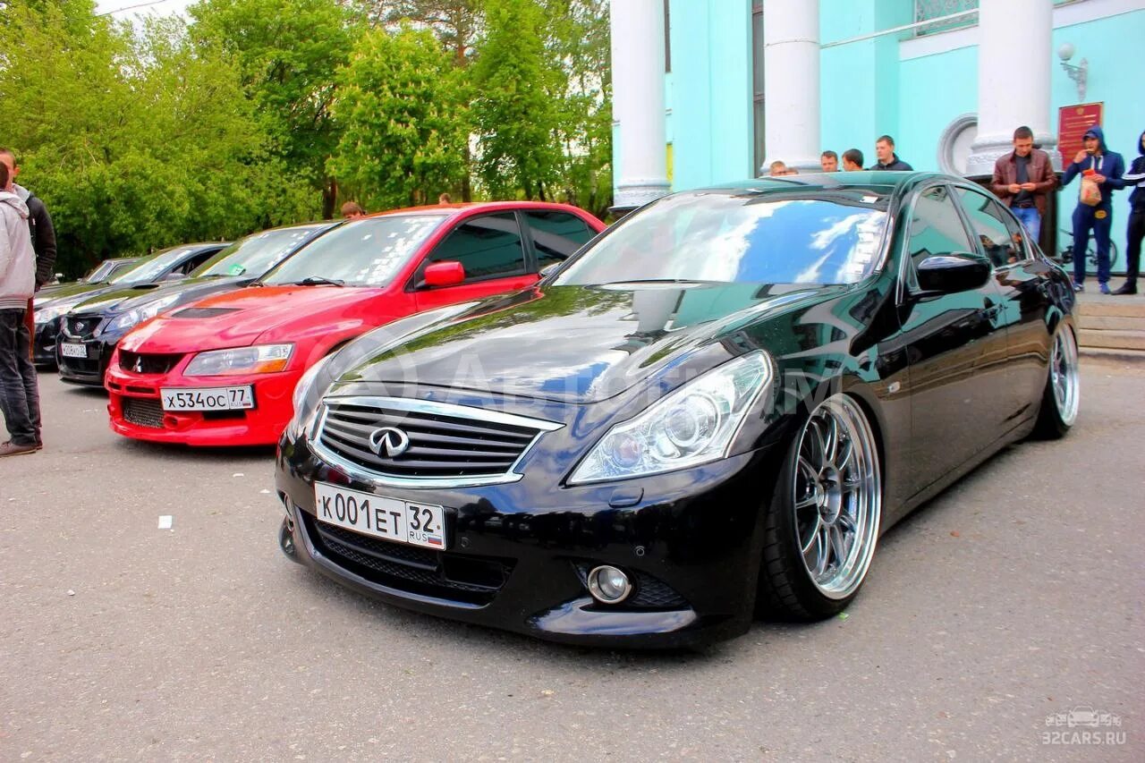 Бугатти 777. Патрульный автомобиль дпс. Брянск автомобили. Автосалон иномарок. Крутые машины в брянске.