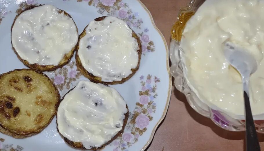 Жареные кабачки с чесноком и майонезом. Кабачки с чесноком и майонезом на сковороде. Кабачки жареные на сковороде с чесноком и майонезом. Кабачки с чесноком и майонезом на сковороде. Кабачки жареные на сковороде с чесноком и майонезом.