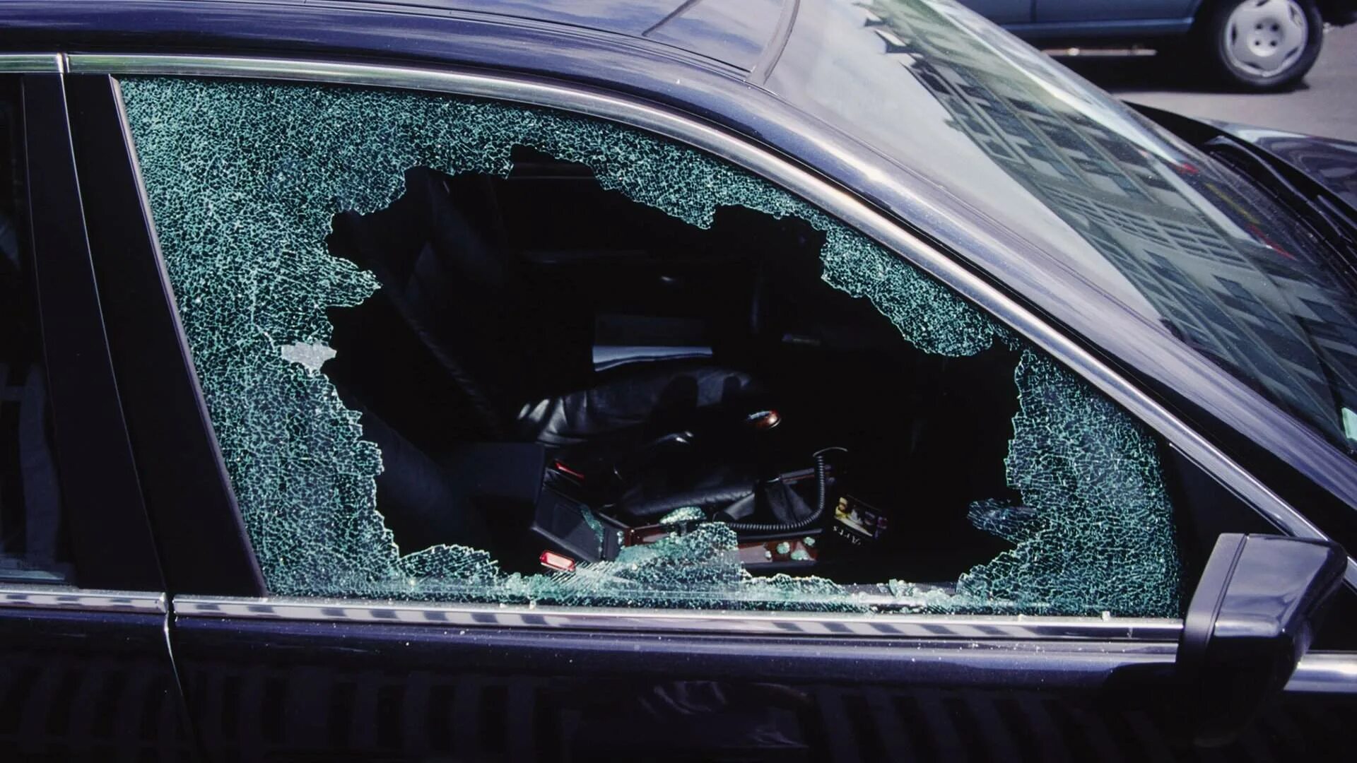 Разбитое тонированное стекло. Машина ворует. Автомобильные кражи. Broken car Window.