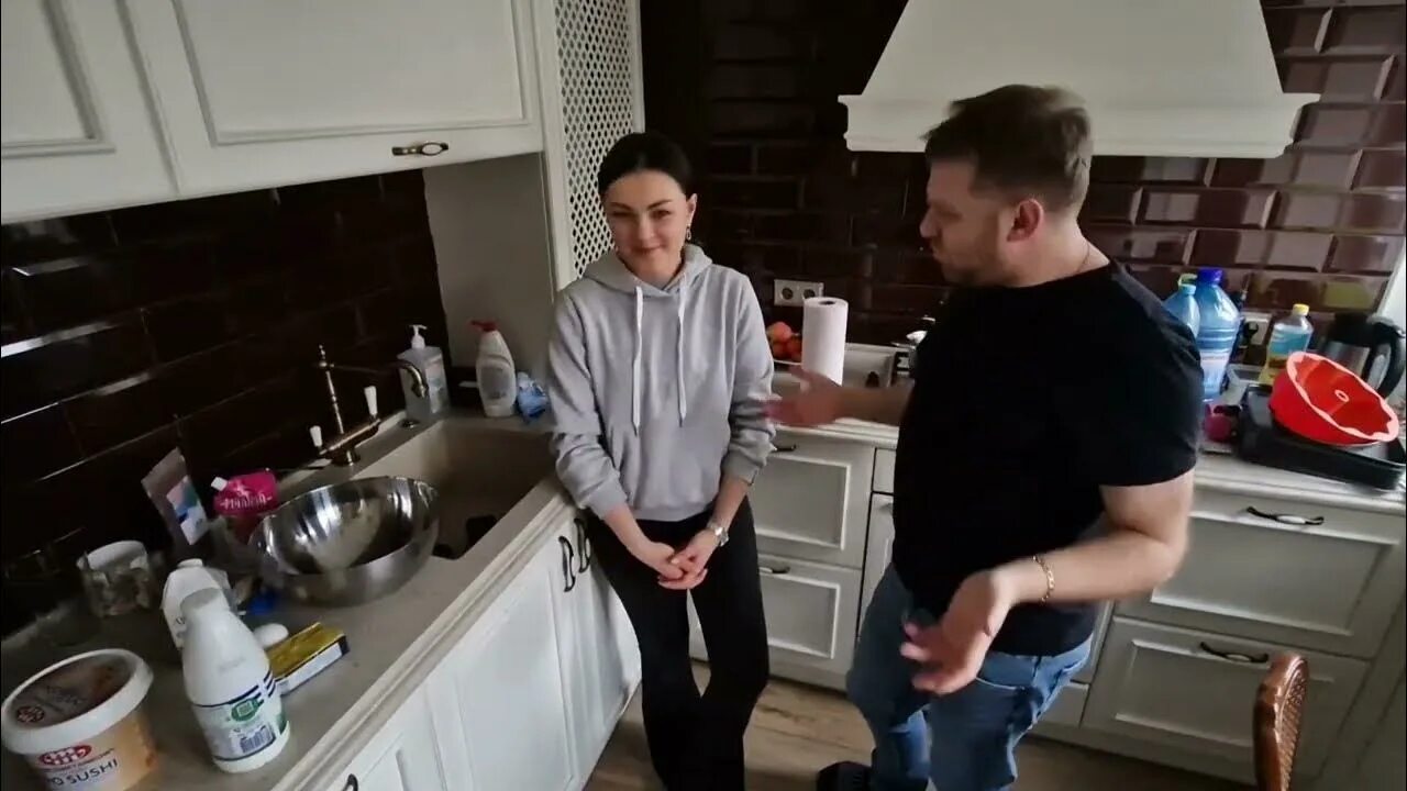 Приходите в гости. Друзья пришли в гости. Встречаем гостей. Гости за столом. Встреча гостей.
