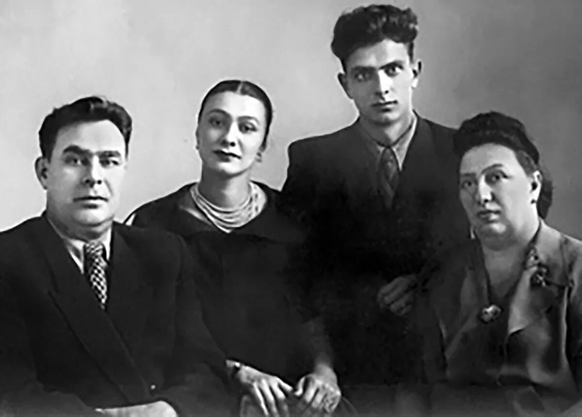 Брежнев семья. 1971 год брежнева в новосибирск. Брежнев семья. Брежнев семья. Брежнев семья.