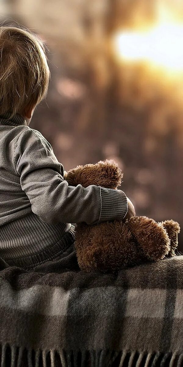 Младенец на спине. Памперсы для детей. Мальчик со спины. Картинка ребенка со спины. Двое детей со спины.