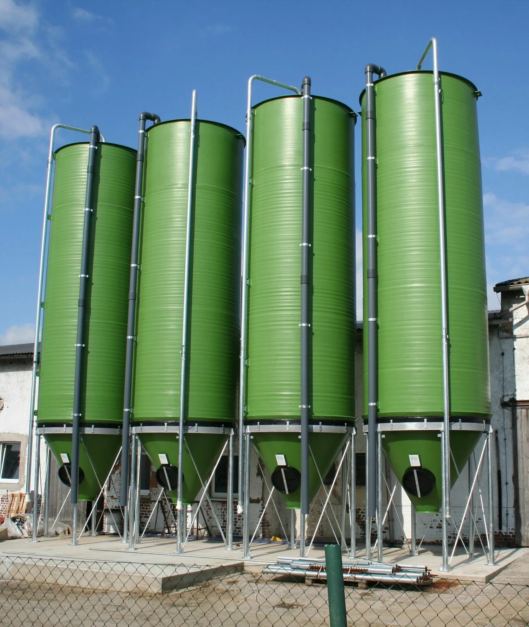 Бочки металлические. Сырье емкость. Бумажный завод ярославль. Могильники радиоактивных отходов. Сырье емкость.