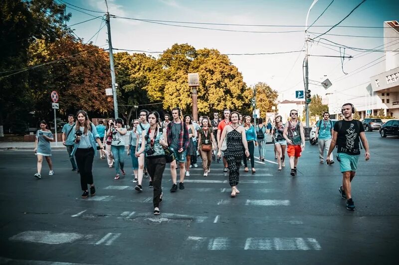 Слышать городской. Голос города экскурсия. Голос города Краснодар экскурсии. Город голосовой. Спектакль в наушниках.