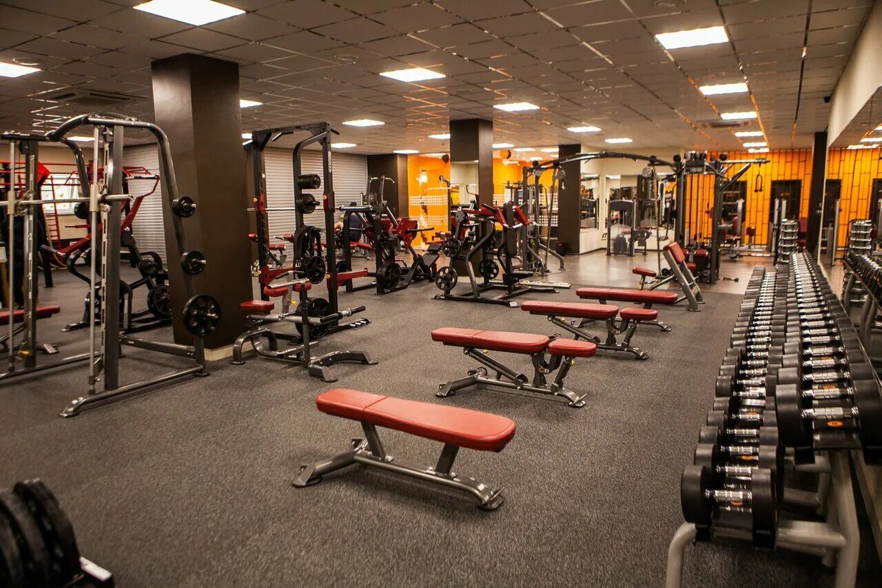 интерьер спортивного комплекса. фитнес зал. фитнес центр. центр спортивных клубов. тренажерный зал.