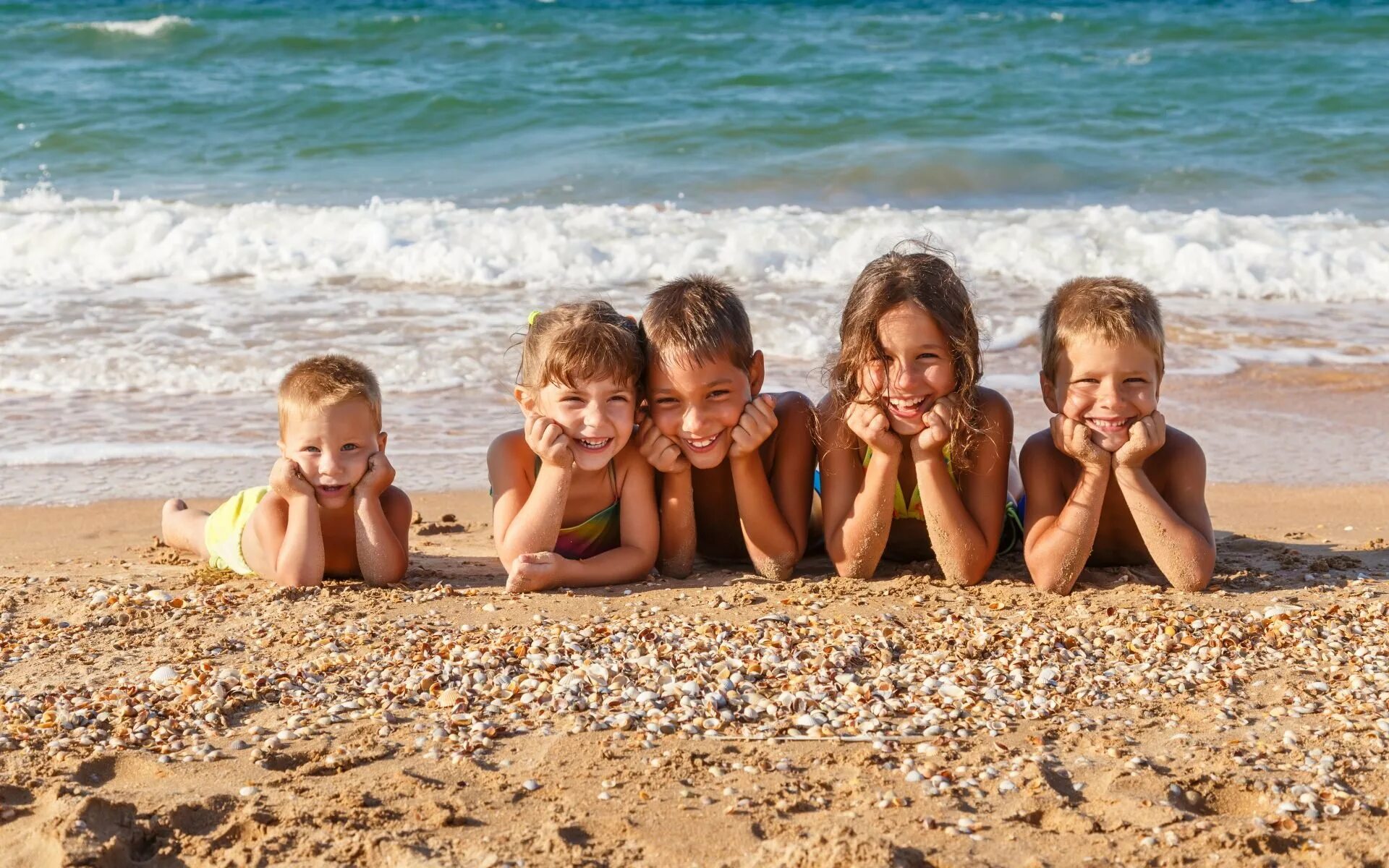 Naturism fun. Детский лагерь на море. Дети на море. Детишки на пляже. Детский лагерь пляж.