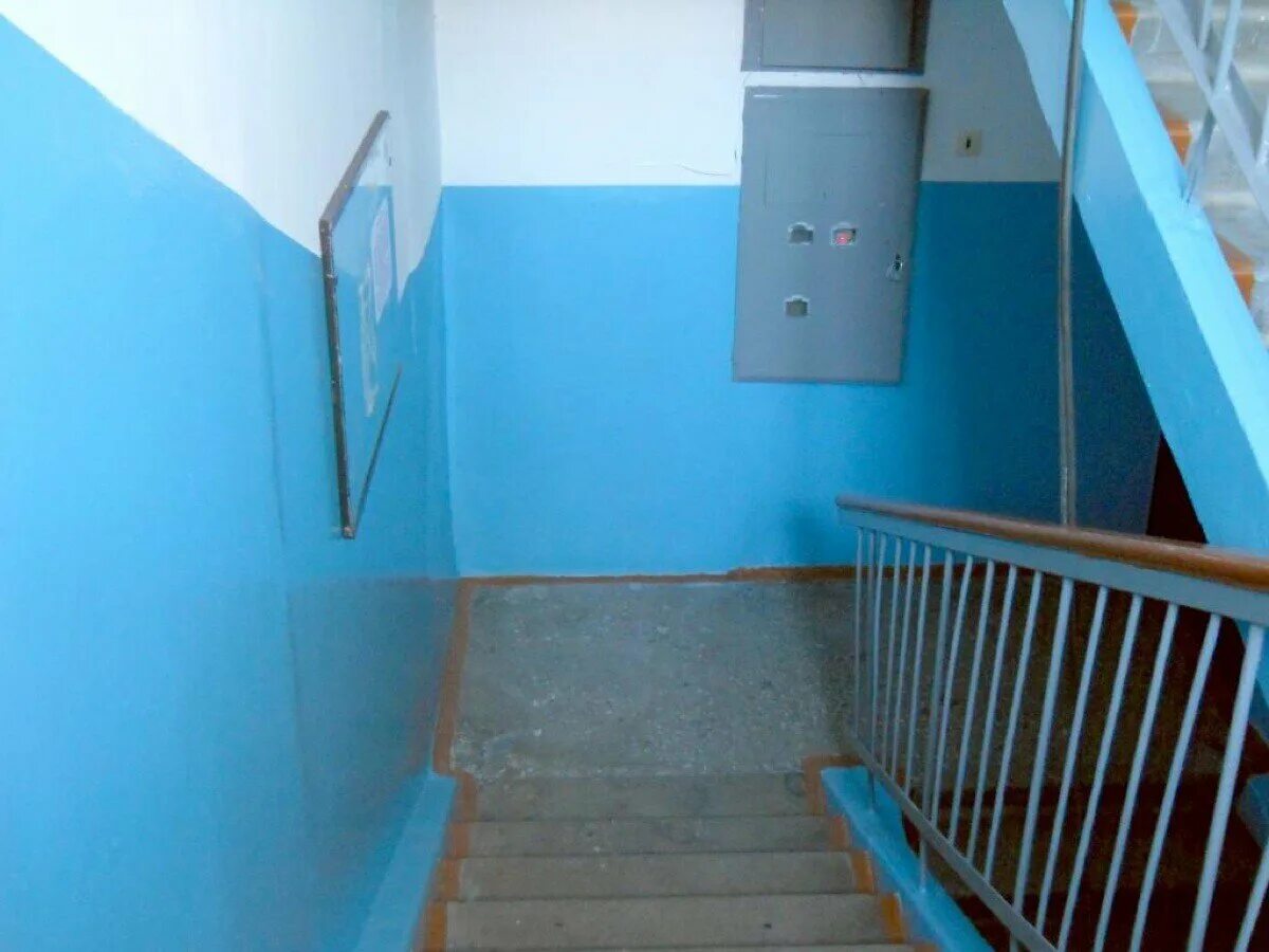 Какой подъезд и какая квартира. Подъездные стены. Подъезд в голубом цвете. Подъезд с голубыми стенами. Покрасить подъезд.